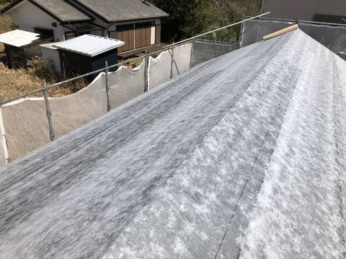 防水シートを張ります。