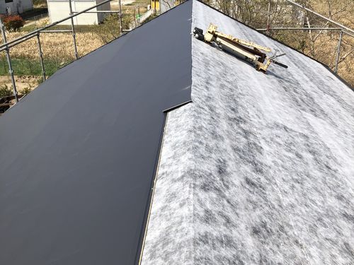 その上に金属屋根を張っていきます