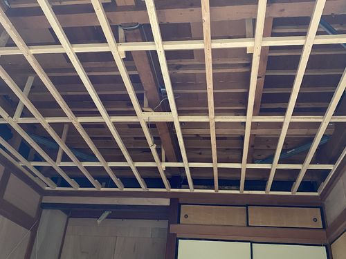 天井を解体し野縁（骨組み）を施工しました