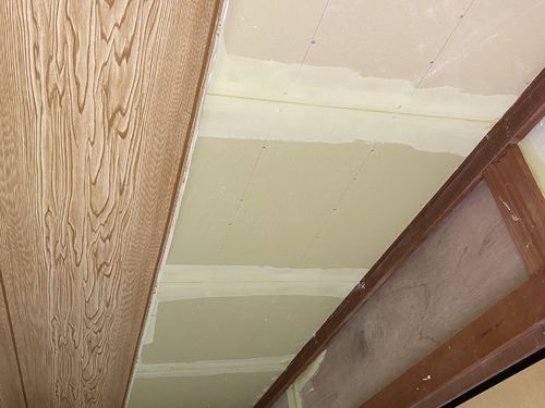 石膏ボードを張り壁紙で仕上げていきます