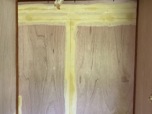 塗る壁の上にベニヤ板を張り下地処理します